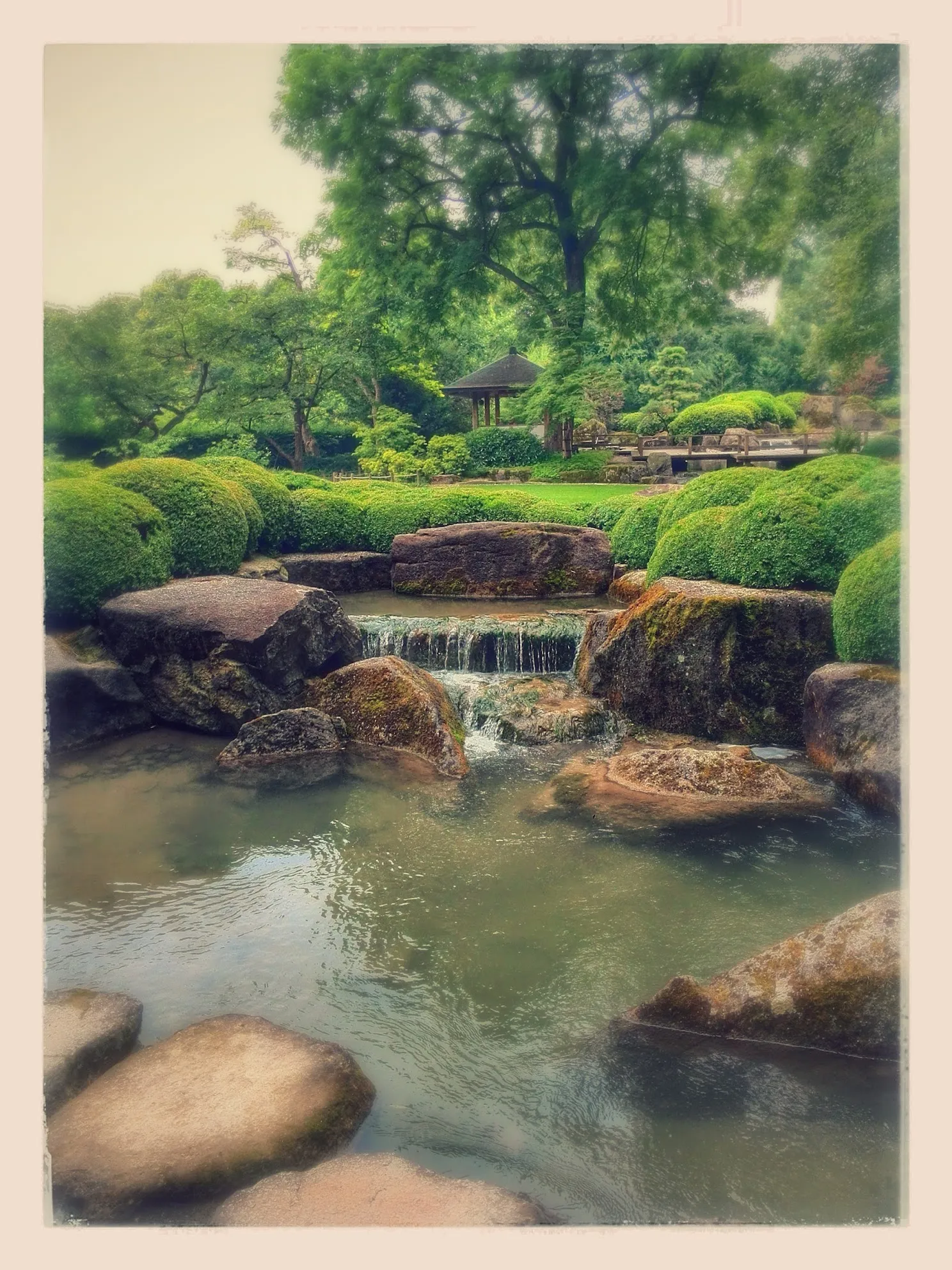 Wasserfall im japanischen Garten