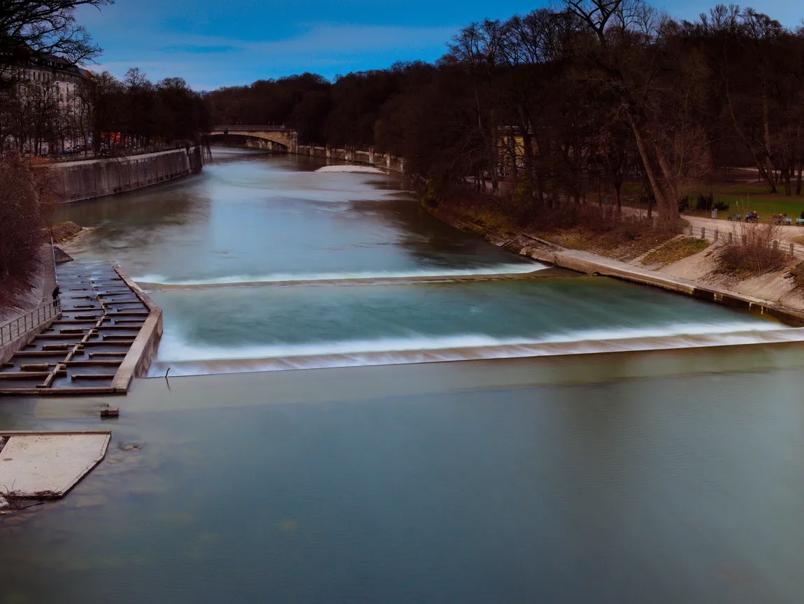 Isar-Wehr in München bei Langzeitbelichtung
