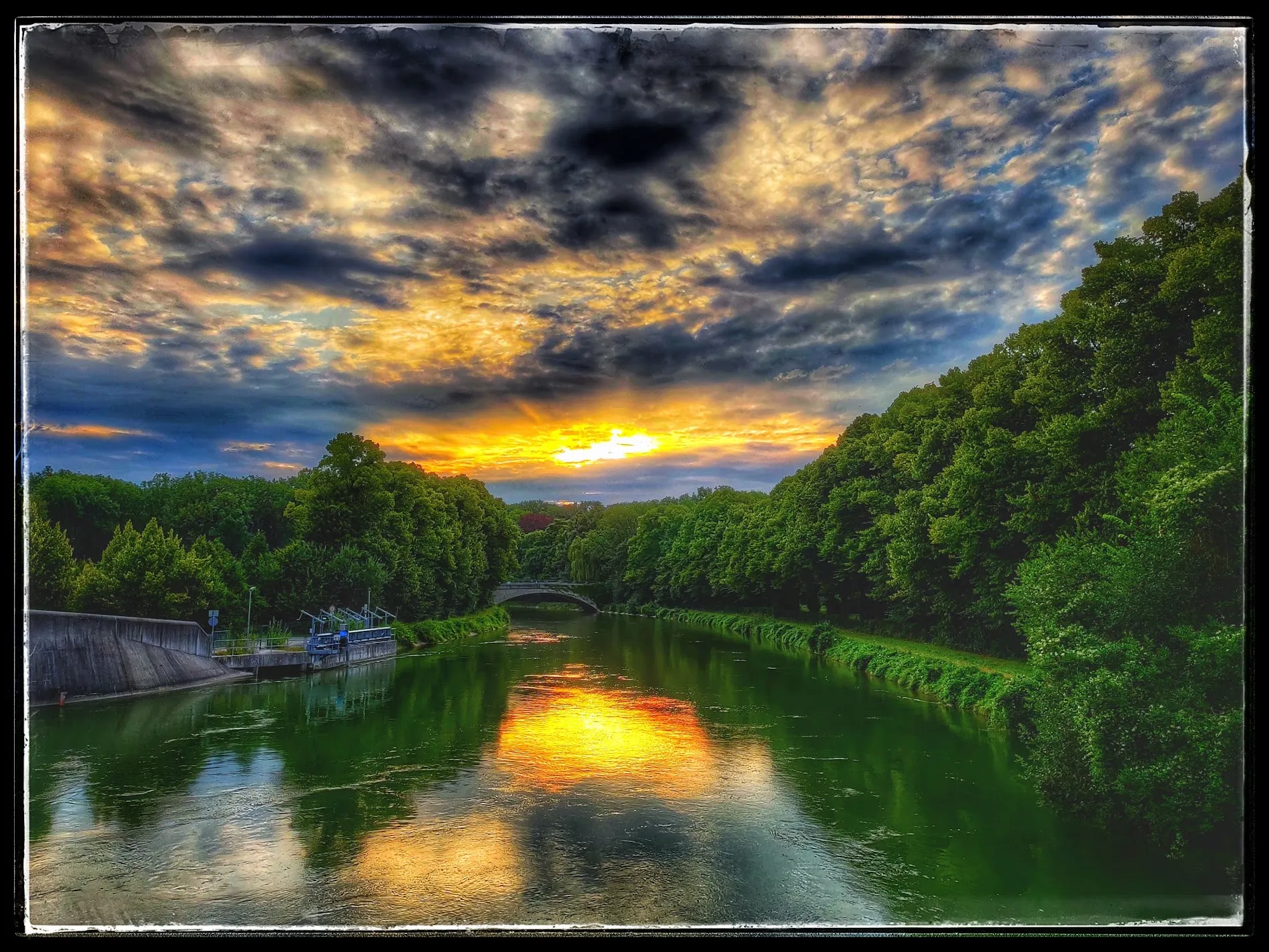 Isar bei Sonnenuntergang mit Brücke