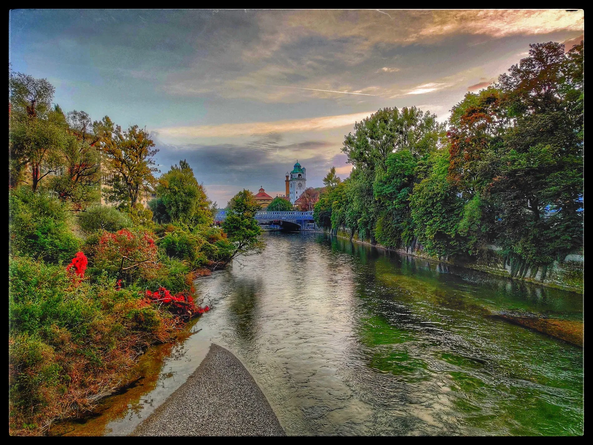 Isar mit Kirchturm im Herbstlicht