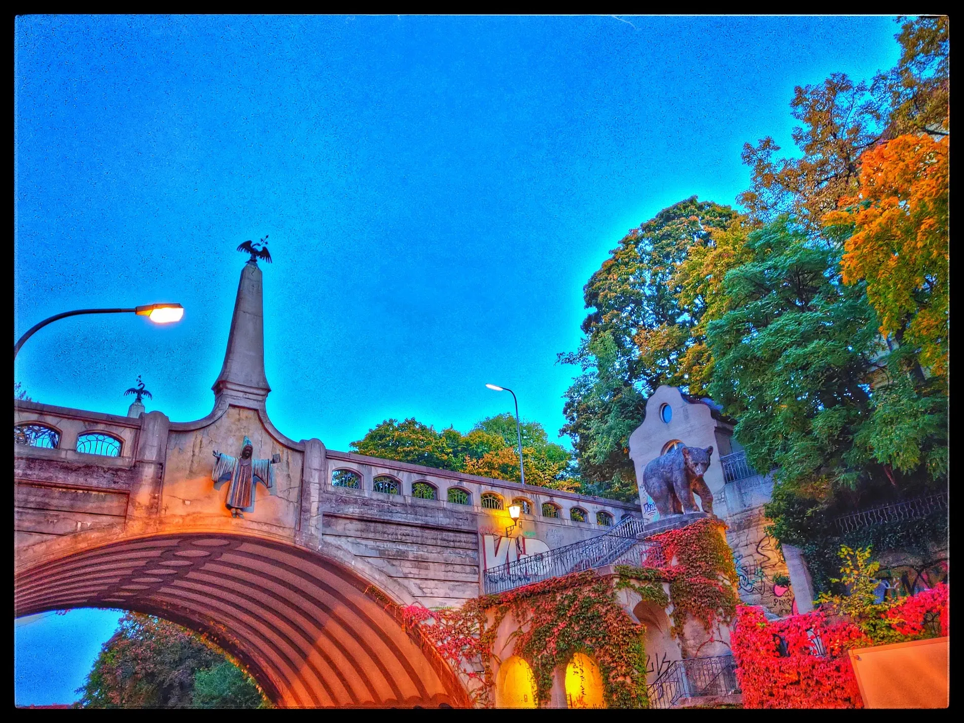 Eingang Tierpark Hellabrunn im Herbst