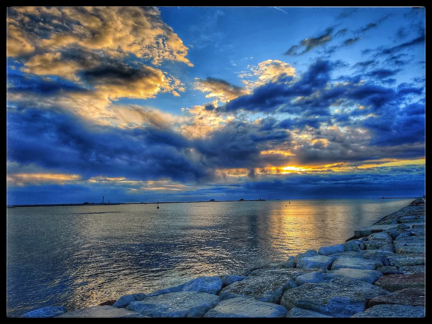 Steinmole am Gardasee bei Sonnenuntergang