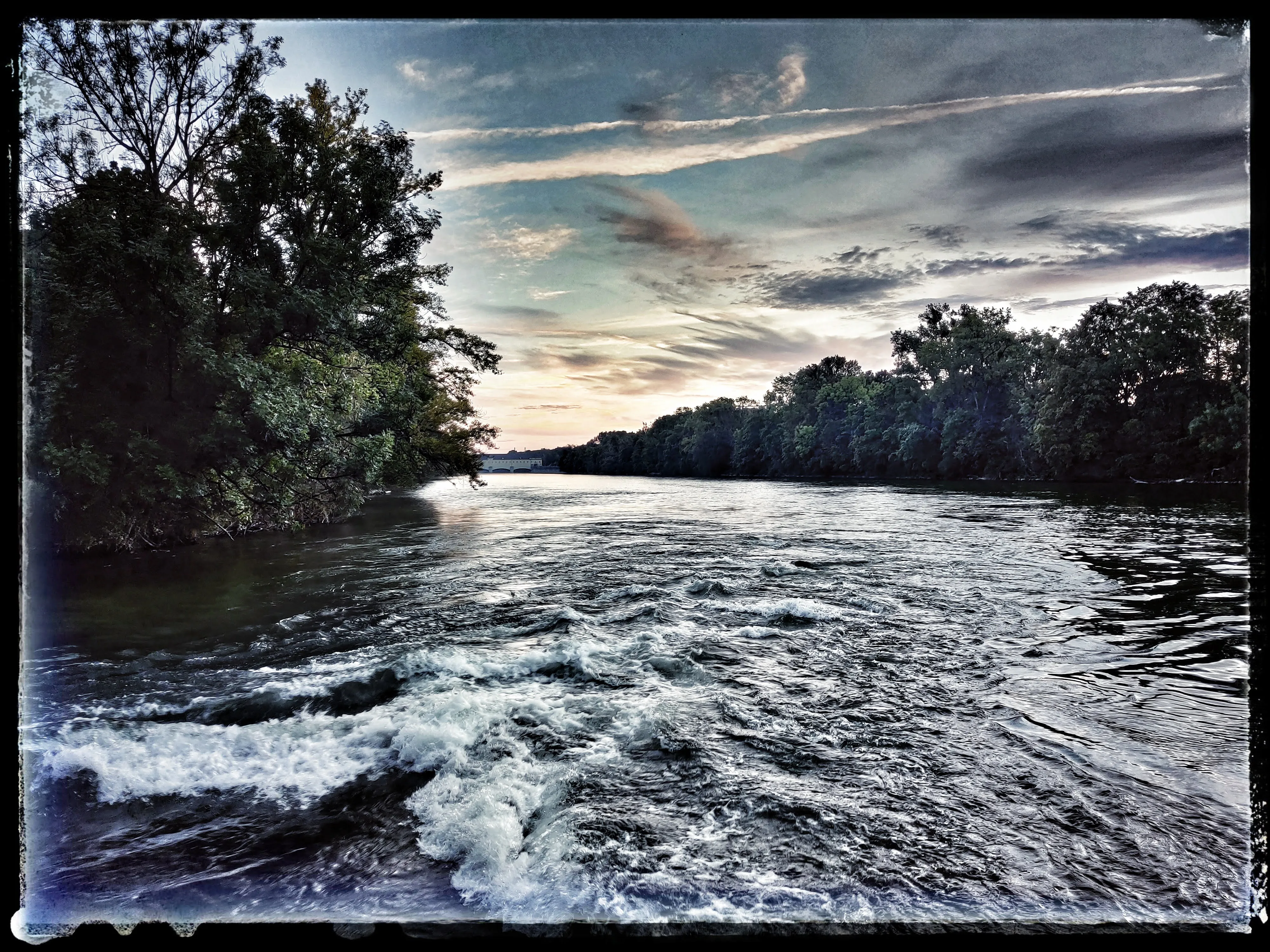 Rauschendes Wasser am Fluss