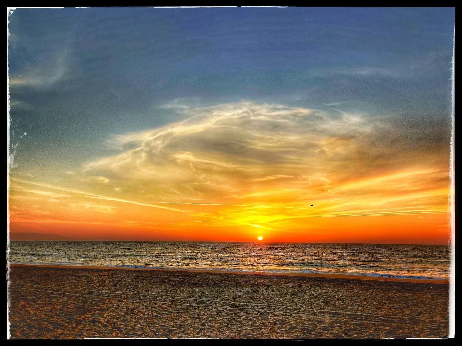 Dramatischer Sonnenuntergang am Strand